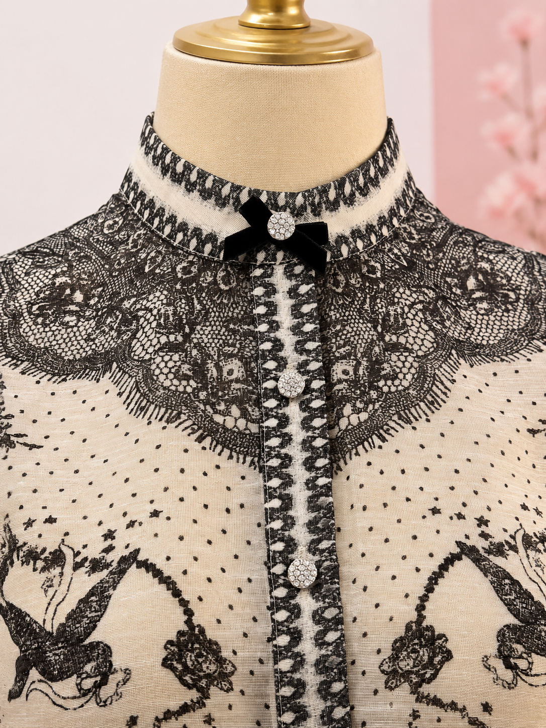 Blusa y Short de Encaje con Detalle de Pedrería