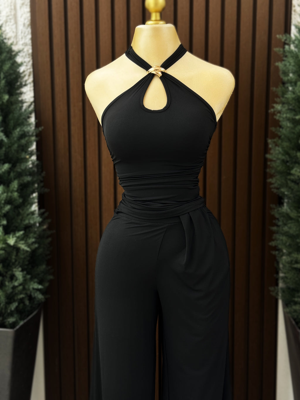 Conjunto Negro Halter con Argolla Dorada