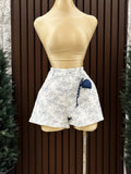 Short Floral Blanco con Corazón Denim