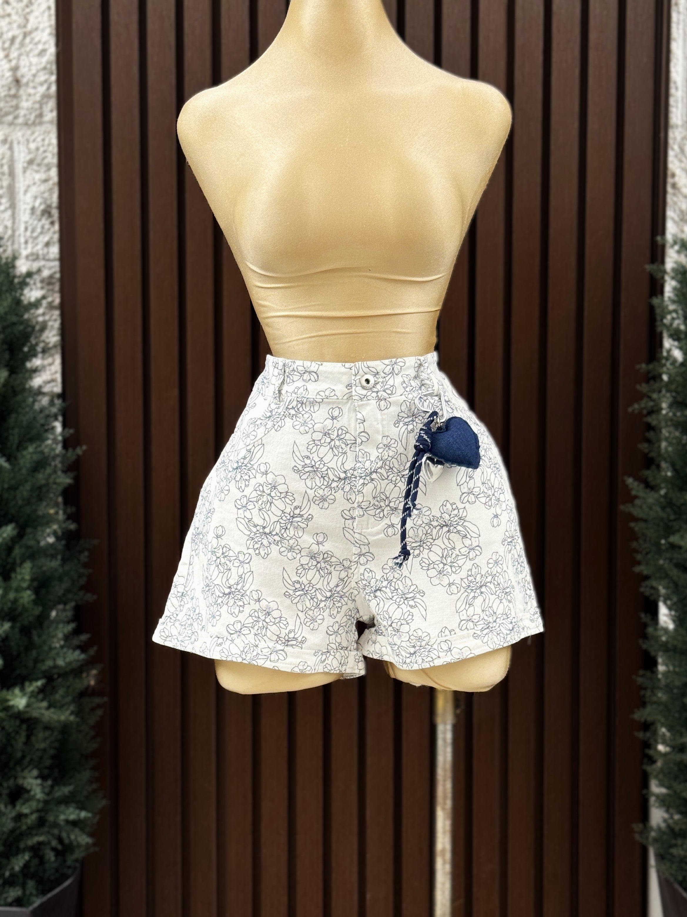 Short Floral Blanco con Corazón Denim