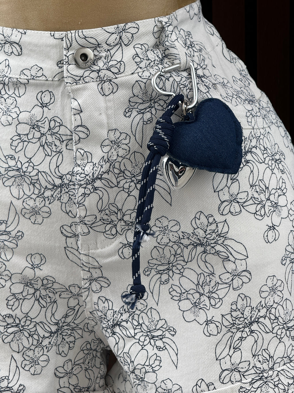 Short Floral Blanco con Corazón Denim