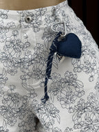 Short Floral Blanco con Corazón Denim