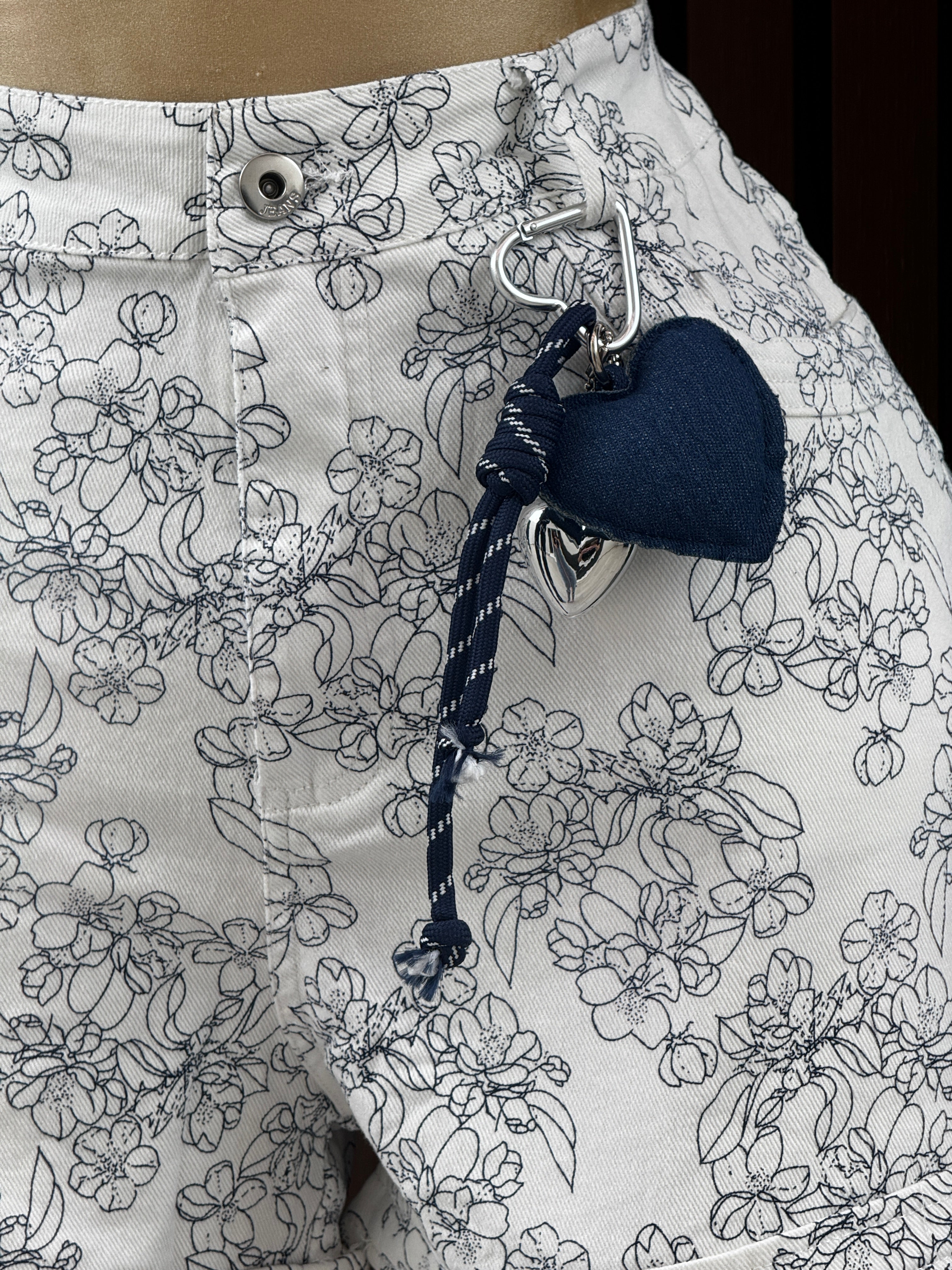 Short Floral Blanco con Corazón Denim