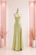 Maxi Satinado con Cuello Halter Cruzado y Abertura Lateral